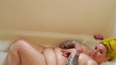Sweet Tattooed Bbw Plays In A Bubble Bath !