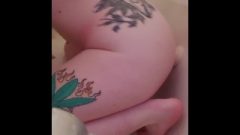 Thicc Tatted Cougar Plays In Tub